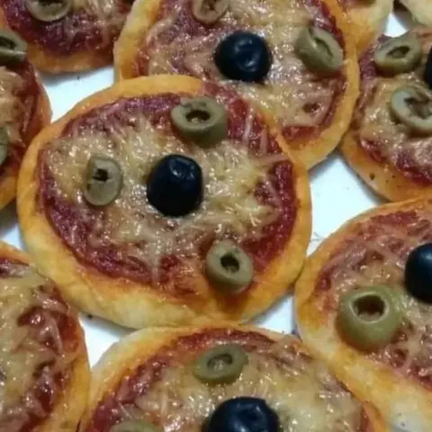 بيتزا شهية ولذيذة وخفيفه