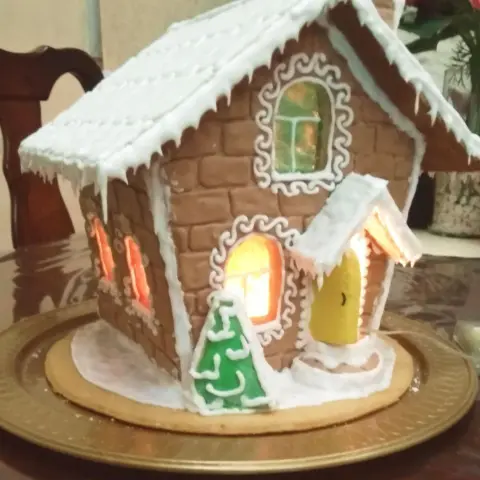 بيت الزنجبيل(Gingerbread house) المقاسات على حسب الطلب ( الطلب قبل ٣يوم )