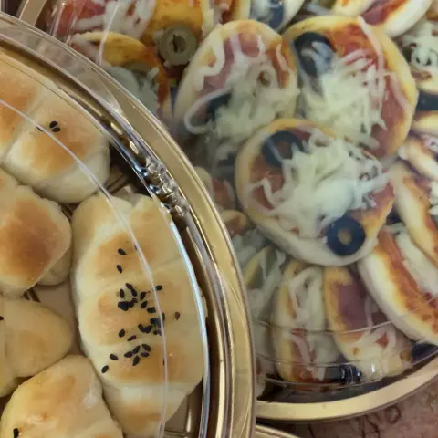 جميع انواع المعجنات وحسب الطلب والتوصيل موجود