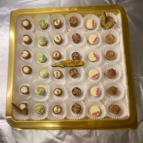 بوكس حلا للعيد ولمناسبات وتوزيعات حلا الوتس حلا الفستق حلا الصوص البيض حلا الشكولاتة بالكرب دانتيل وحلًا الشكولاته البيضاء من اجود انواع الحلا المميز 36قطعه