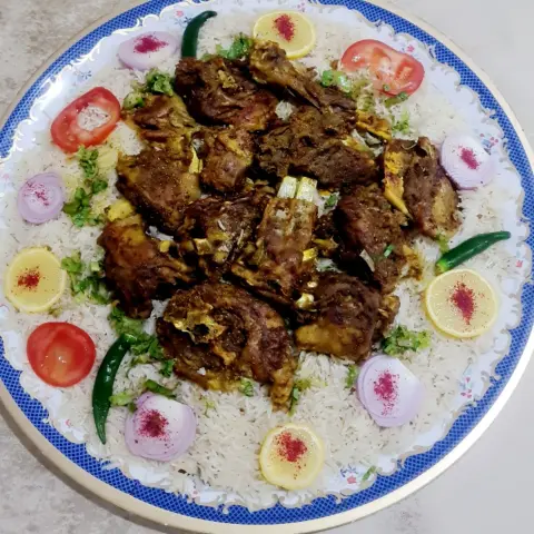 حنيذ لحم حاشي . رز ابيض مع بعض الزينه .