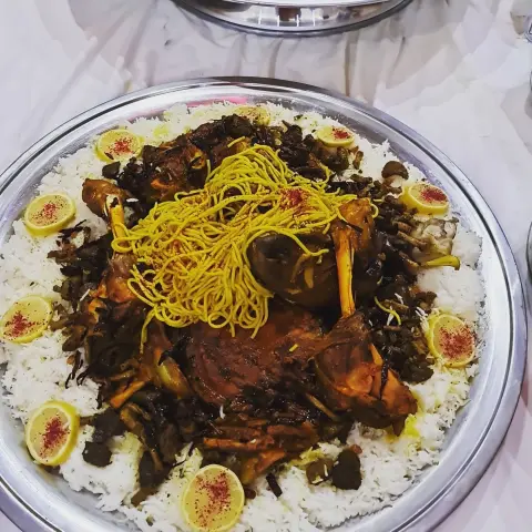 ذبيحه كامله مندي مع الأرز مع بعض الزينه طبخ منزلي .