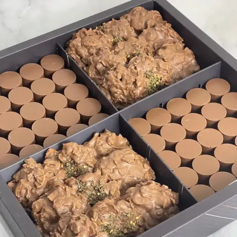 بوكس يحتوى على كرانشي بالكراميل المملح والزعتر بالاضافه الى مني كرانشي كلاسك البوكس يحتوي على ٥٠ قطعة مني كرانشي كلاسك بالاضافه الى ١٨ حبه كرانشي بالكراميل المملح والزعتر