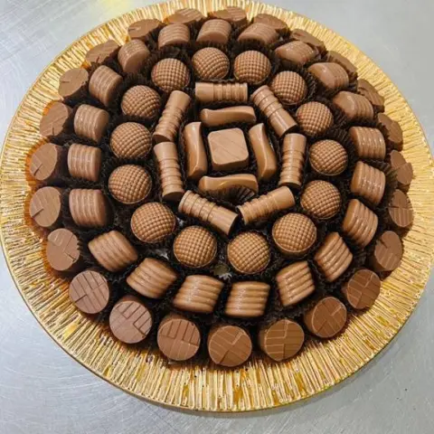 كيلو شوكولاه بلجيكيه بحشوات متنوعه ولذيذه