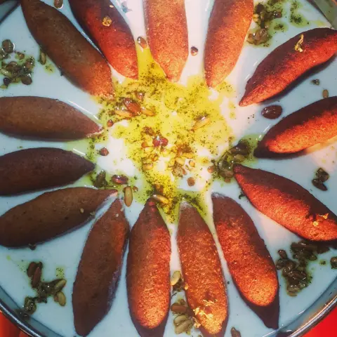 كبة دبابة مع اللبن والمكسرات