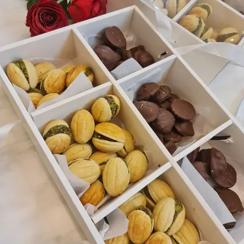 معمول تمر بشكل الفستق شوكولاته الكراميل والبيكان