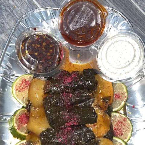 فيه ٣صوصات مختلفه
