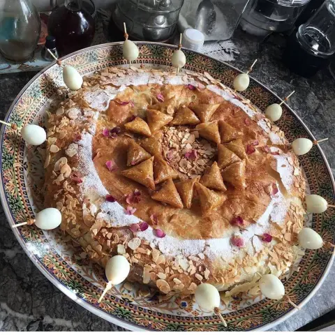 بصطيلة باللوز والدجاج خليط بين المالح والحلو