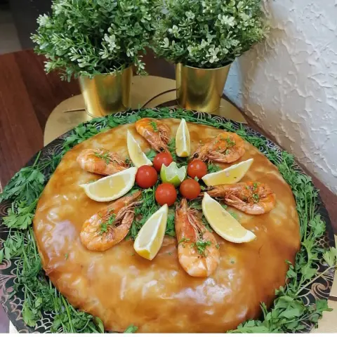 بصطيلة بالسمك وشعرية الارز مكونة من الروبيان وسمك ابيض