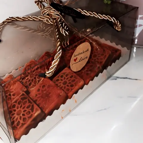بوكس شوكلت بلجيكي للجمعات بحشوه الواتس والفول السوداني