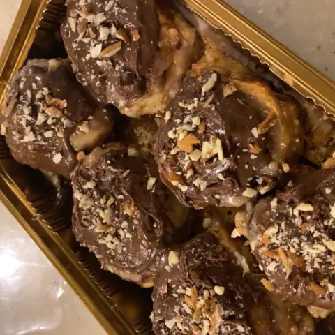 سينابون بالنوتيلا ومكسرات فستق ولوتس