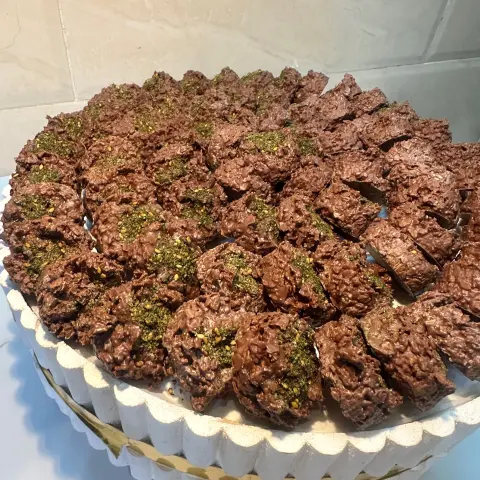 صينيه كرانشي شوكليت بلجيكي محشي كراميل مملح 75 حبه مع الصينيه