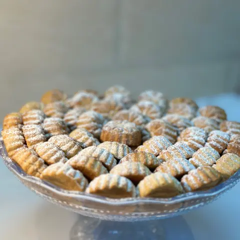 صينية معمول بر محشي تمر كيلو مع صينيه اكريلك
