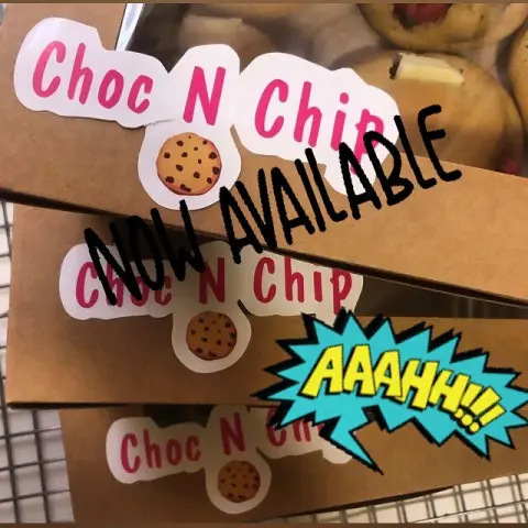 Available today! 2 Box of Raspberry white chocolate cookies Box of 10/80 SR Delivery 30 SR For order contact to WhatsApp متوفر اليوم ٢ بوكس كوكيز الراسبيري البوكس ١٠ كوكيز/٨٠ ريال التوصيل /٣٠ ريال للطلب الإرسال على الواتس على الرقم