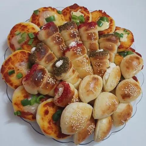 معجنات مشكلة بحشوات مختلفة او الاجبان حسب الطلب