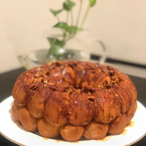 كرات القرفة(مونكي بريد) بحشوة الجبن مغطاة بالقرفة مع صوص التوفي والجوز