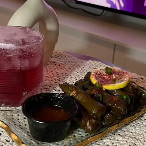 يجنن ينسيك الزعل