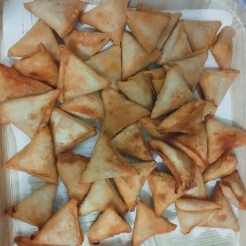 سنبوسة بالجبنة البيضا والجزر والفلفلية