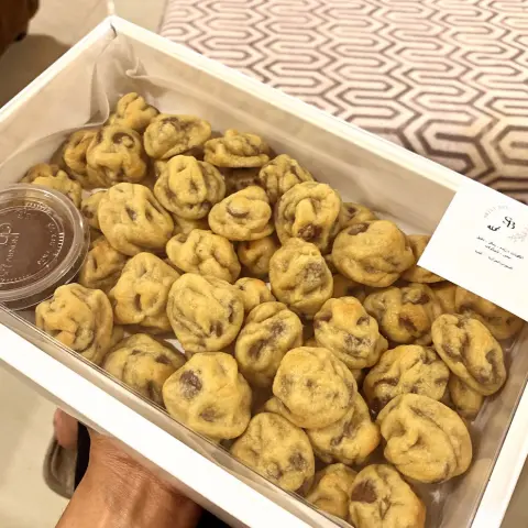 بوكس كوكيز بايتس ٥٠ حبه بقطع الشوكولاه البلجيكيه + صوص الشوكولاه البلجيكية