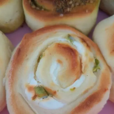 معجنات متنوعة جبنه ، لبنه ،لحم ،زعتر ،دجاج ،بيتزا صغيره