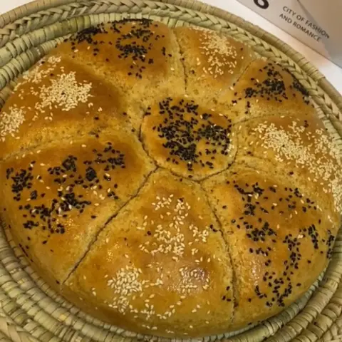 خبزة ام عبدالرحمن الكبير : ١٠٠ ريال الوسط: ٨٠ ريال الصغير: ٦٥ ريال الاضافات سمن + عسل: ٣٠ مصابيب: ريال للحبه