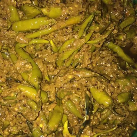 مخلل الفلفل الاخضر والتمر الهندي بالكاري 😍