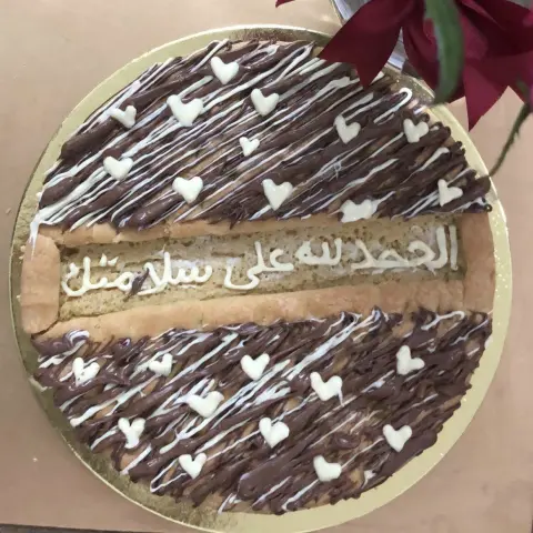 كيكة كوكيز بفكره جديده تحتوي على شريطه وسط الكيكه عند سحبها يظهر الكتابه داخلها و الكتابه على حسب الطلب