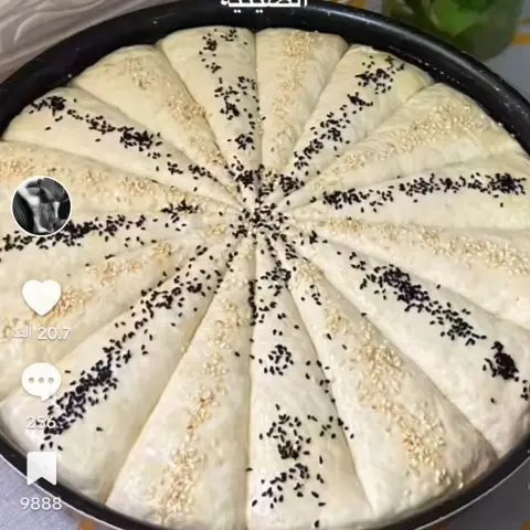خبزه بالسمن والعسل وحبة البركه والسمسم الحجم الوسط