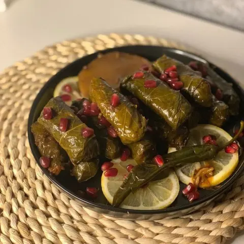 ورق عنب حار وحامض مع صوص لذيذ