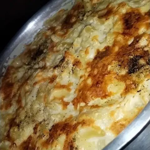 مكرونه بيشاميل بالدجاج او اللحم حسب الطلب