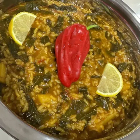 فتة ورق العنب مع الصوص تطبخ يوميا طازجه وغير مثلجه او مبرده مع صوص الزبادي والخبز المحمص