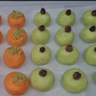 حلاوة لبنيه ملونه بالهيل
