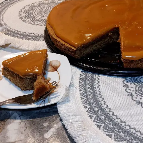 كيكة دخن بحشوة التمر وصوص الكراميل قالب كامل كبير