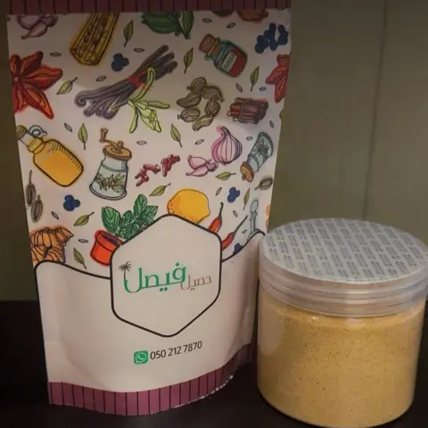 ( مسمنه ) المسمنة هي اللمسة السرية التي ترفع نكهة المكونات الأخرى في الأطباق إلى أعلى مستوى. تمتزج بشكل مثالي مع المكونات الأخرى وتعزز نكهتها، مما يمنح كل طعام طابعًا مميزًا ومغريًا. إنها تعمل كعامل مكمل يبرز مذاق الأطعمة وتجعلها أكثر تميزًا. تضاف إلى أصناف الطعام مثل القرصان والجريش والهريس والمرقوق و الحمسات و غيرهامن الكلات .