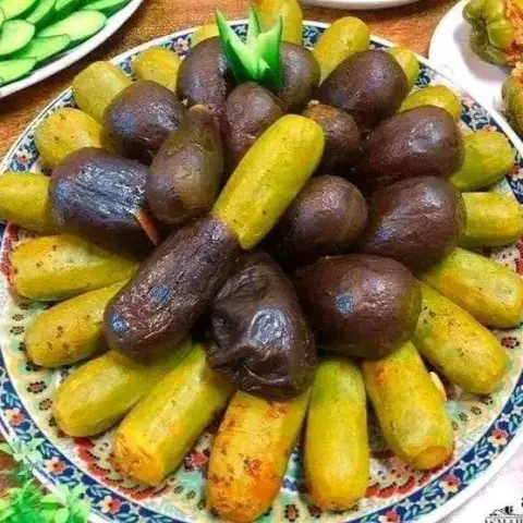 كوسا و باذنجان محشي بالرز واللحم مع مرق الطماطم تتكون الوجبة من 7حبات كوسا و 3حبات باذنجان و تختلف الكمية بحسب الحجم للحبة احيانا تكون الوجبة مشبعة وأكثر لشخص واحد