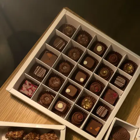 شوكلاته بلجيكي بحشوة المكسرات والكرمل والتوت المجفف والكندر ونكهه الهيل الرائعة