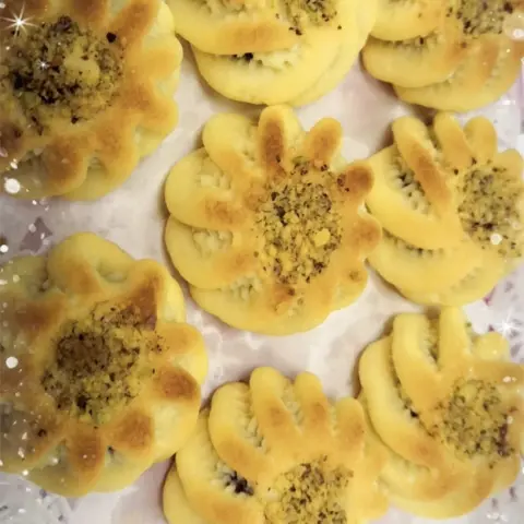 معمول تمر مزين بالفستق