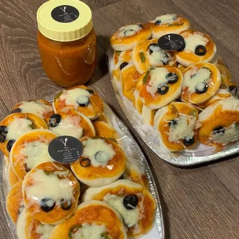 طلبية الزبونه البيتزا مع صوص البيتزا جاهز