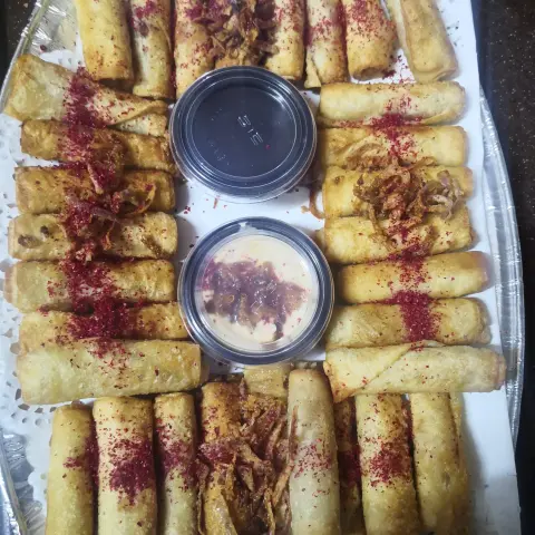 مسخن عجينه السمبوسه با دجاج يجي معه صوص ابيض يكون حار أو بارد على حسب طلب الزبون و بس رمان والبصل مقلي