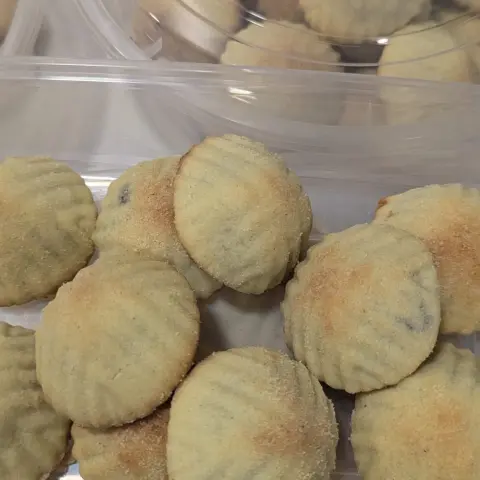 معمول التمر والفستق الحلبي وعين الجمل