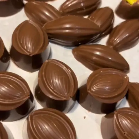 شوكلاته بالقوالب محشيه باللوتس والبستاشيو