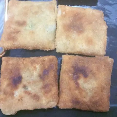 فطيرة محشية بالدجاج المشوي مع جبنة الموزريلا