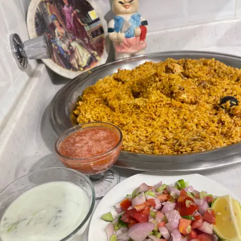 مضغوط دجاج سلطة خضراء خيار بالزبادي شطه حاره