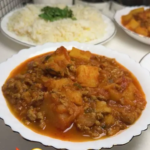 رزابيض وإيدام بطاطس ولحم