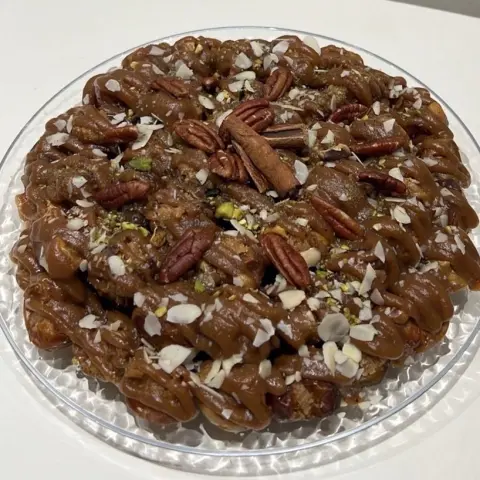صحن تمر محشي.