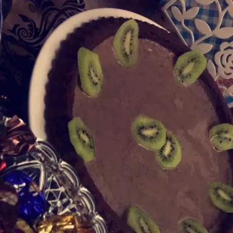 كيك شوكلاته بخلطة النوتيلا الفواكه حسب الطلب