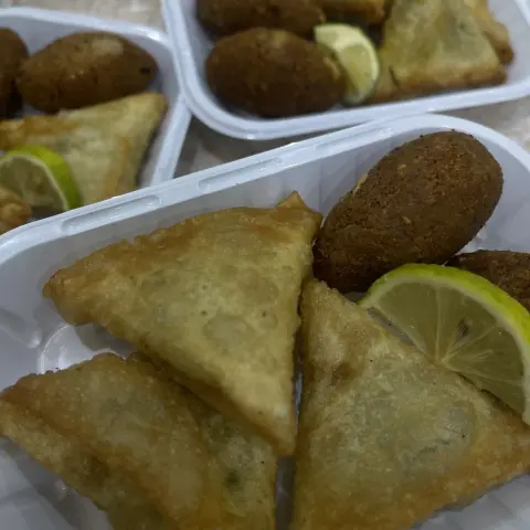 سمبوسه بطاطس ودجاج لحم خضار والجبنه