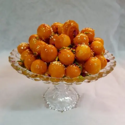 لقيمات يحبها قلبك مزينة بصوصات وسمسم