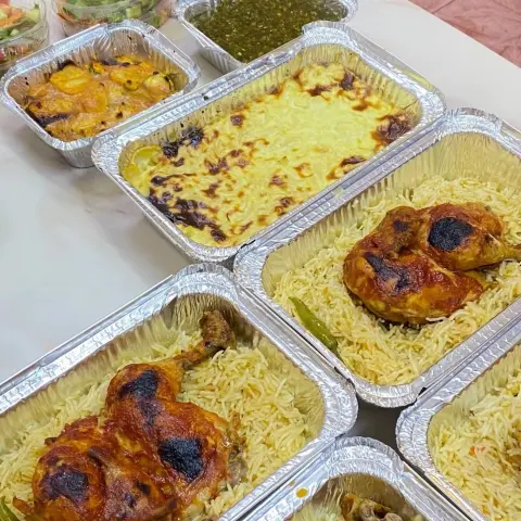 دجاج مع الرز وسلطات مكرونه بالشمل