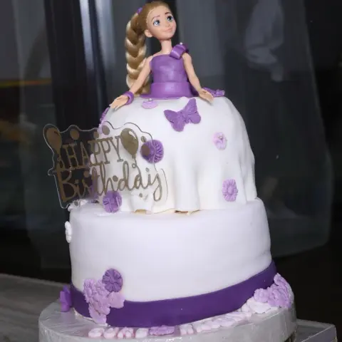 كيكه عيد ميلاد محشوه كريمه مع صوص الفراوله اللذيذ